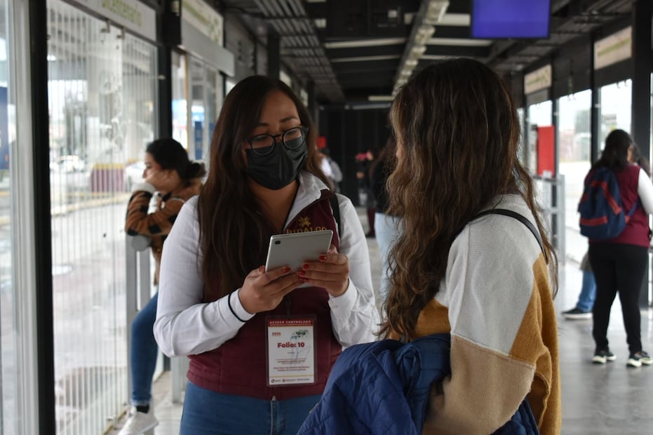 Aplican encuesta ciudadana para evaluar calidad del servicio en el Tuzobús | Foto: especial