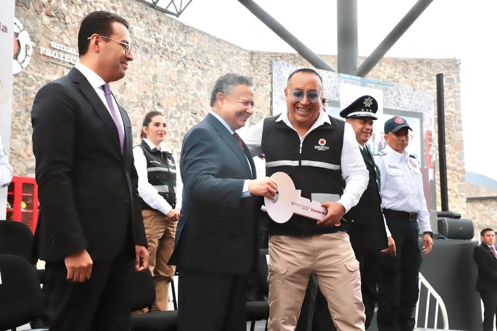 Julio Menchaca, gobernador de Hidalgo, realizó la entrega de la nueva estación de bomberos I Foto: Luis Soriano
