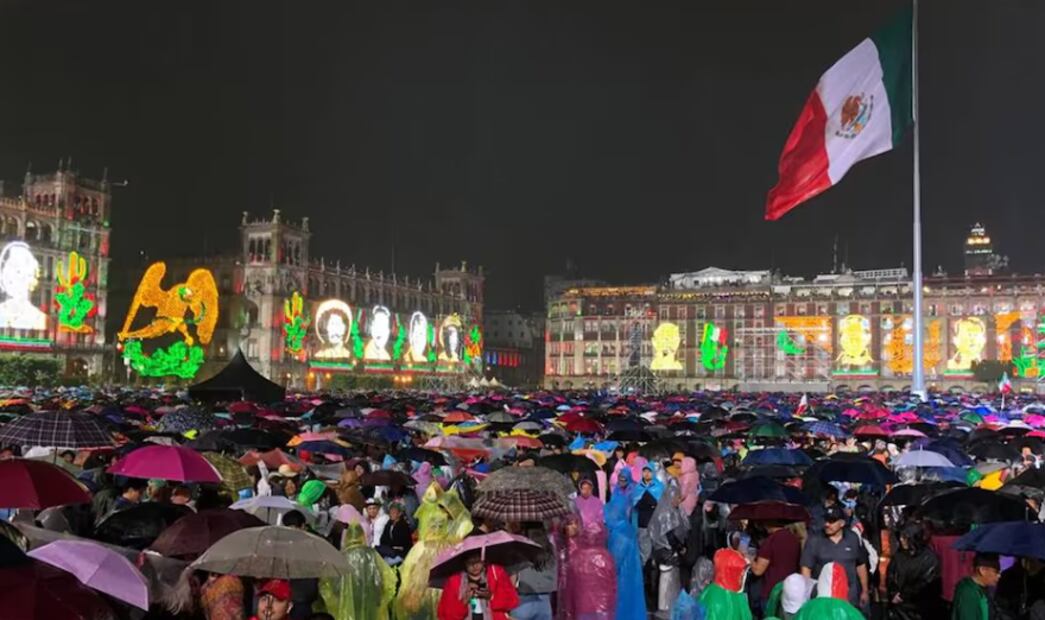 Alumbrado por fiestas patrias continúa a pesar de la lluvia que azotó al Zócalo capitalino. Foto: Luis Camacho/EL UNIVERSAL