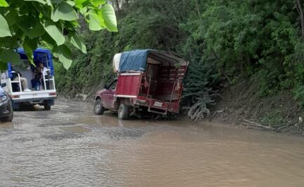 Vehículos quedan varados en tramo Huejutla-Santa Cruz