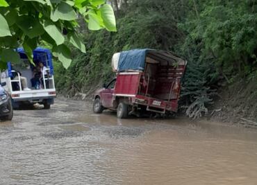 Vehículos quedan varados en tramo Huejutla-Santa Cruz