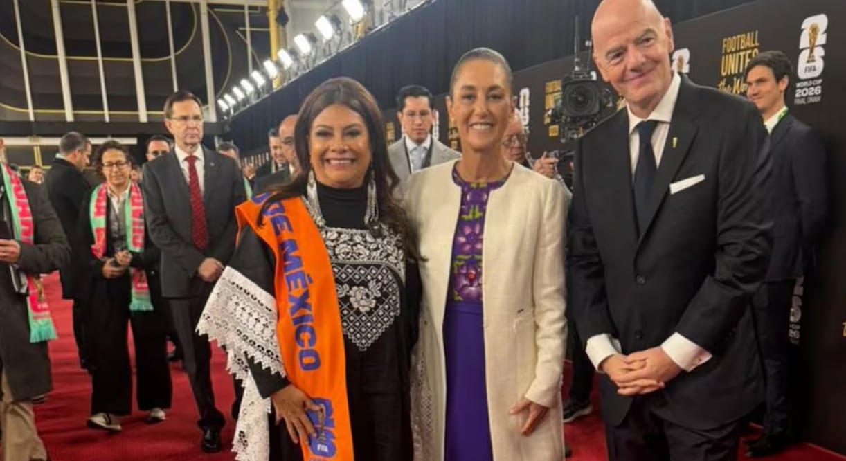 La presidenta Claudia Sheinbaum llegó acompañada de la Jefa de Gobierno de la CDMX, Clara Brugada al sorteo del Mundial 2026, fueron recibidas por el presidente de la FIFA, Gianni Infantino. Foto: tomada de X @ClaraBrugadaM