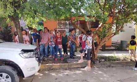 Padres de familia exigen reposición de maestra en primaria de Huejutla