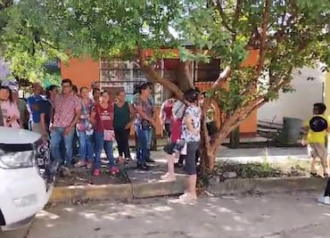 Padres de familia exigen reposición de maestra en primaria de Huejutla