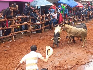 La tradicional Santiagada, una fiesta hidalguense plagada de música, color y adrenalina con toros de lidia