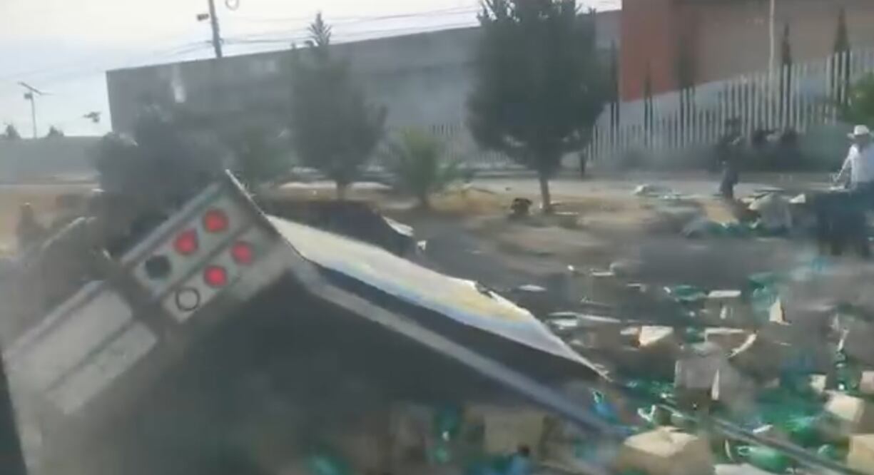 Vuelca camión de carga frente al Hospital General de Tulancingo  | Captura de video