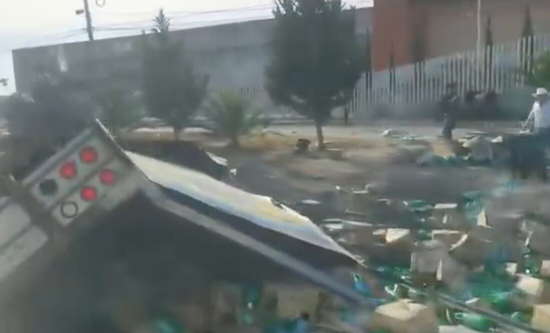 Vuelca camión de carga frente al Hospital General de Tulancingo  | Captura de video