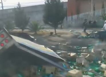 Accidente con carga de cloro paraliza la carretera frente al Hospital General de Tulancingo