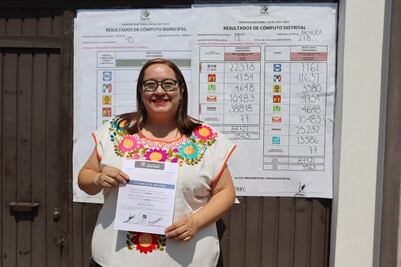 Tania Meza recibe constancia de mayoría