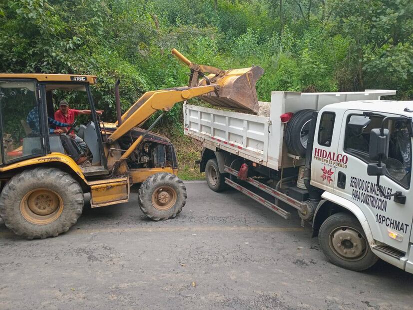 Derrumbe bloquea carretera Molango-Xochicoatlán, afectando tránsito y viviendas | Foto: SIDPUS
