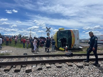 Autobús de pasajeros es embestido por el tren en Emiliano Zapata 