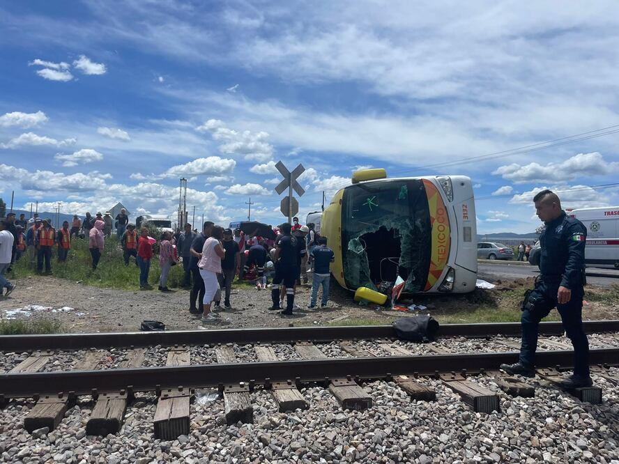 Un tren se llevó un autobús de pasajeros dejando varios muertos y heridos Foto: Especial