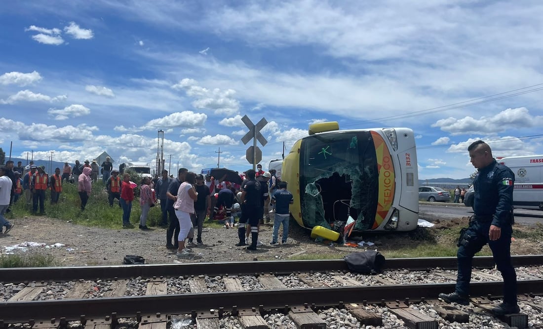 Un tren se llevó un autobús de pasajeros dejando varios muertos y heridos Foto: Especial