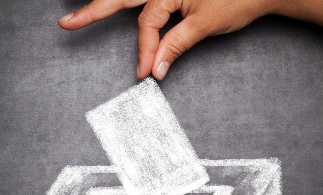 La utilización de recursos y programas sociales con fines electorales son sancionadas con hasta nueve años de prisión, multas de hasta 400 días y destitución e inhabilitación de dos a seis años para ejercer cargos públicos y amerita prisión preventiva oficiosa.