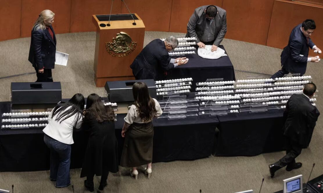 Instalan en Senado dos urnas transparentes para la insaculación. Fotos: Yaretzy M. Osnaya / EL UNIVERSAL