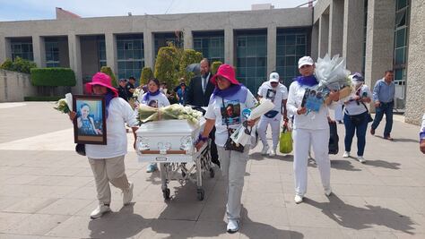 Con féretro blanco frente a la Procuraduría, familia de Gloria Sintia exige justicia y pena máxima para feminicida