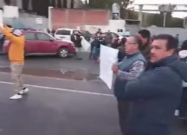Bloquean exempleados empresa china en Tepeji; acusan despidos injustificados y maltrato laboral