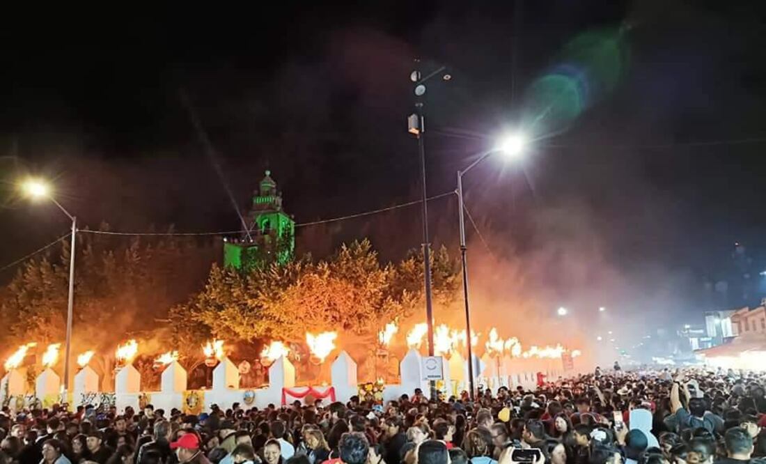 Fieles de todas edades se dieron cita en el encendido de Luminarias en las inmediaciones del ex convento de San Miguel Arcángel en Ixmiquilpan, como parte de la celebración al Señor de Jalpan.