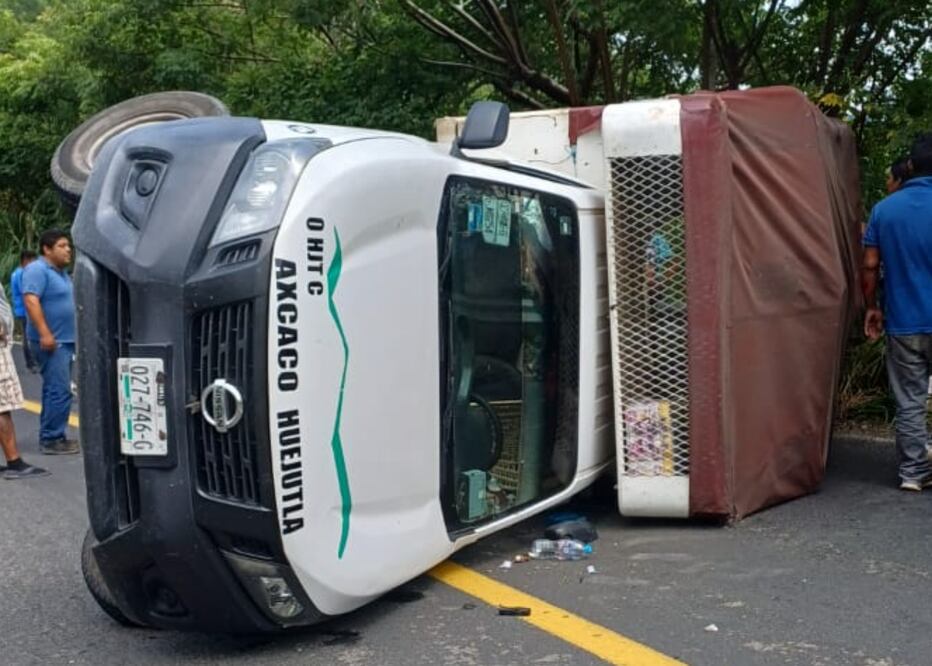 Una camioneta de transporte público volcó la mañana de este jueves sobre el tramo federal México- Tampico, a la altura de la Comunidad de Santa Marta I Foto: Especial