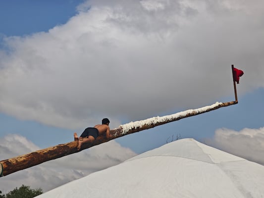 Tras más de seis horas de competencia, definen a los ganadores de la tradicional Cucaña de Santiago Tulantepec
