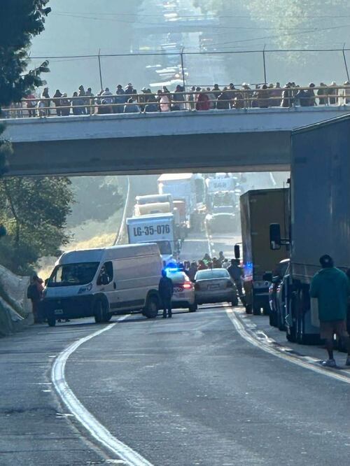 Pobladores de Acaxochitlán bloquean la carretera México-Tuxpan foto:Especial