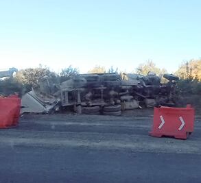 Volcadura de tractocamión en el Corredor de la Montaña deja un herido