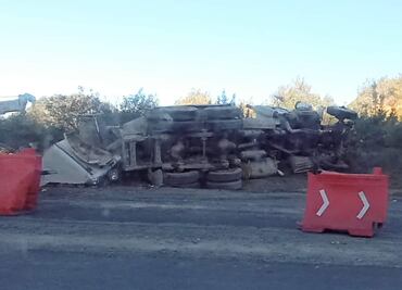 Volcadura de tractocamión en el Corredor de la Montaña deja un herido