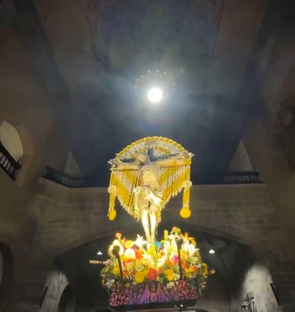Fieles de todas edades se dieron cita en el encendido de Luminarias en las inmediaciones del ex convento de San Miguel Arcángel en Ixmiquilpan,   como parte de la celebración al Señor de Jalpan.