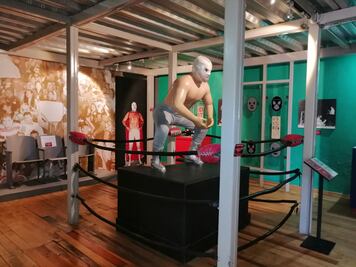 Luchadores y seguidores de El Santo recuerdan al enmascarado de Plata