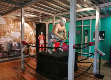 Luchadores y seguidores de El Santo recuerdan al enmascarado de Plata