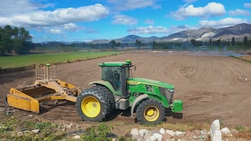 Tecnificación del campo avanza con nivelación de parcelas en distritos de riego