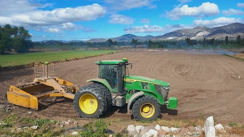 Tecnificación del campo avanza con nivelación de parcelas en distritos de riego