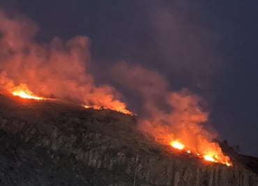 Incendio en cerro de Huapalcalco alarma a la población