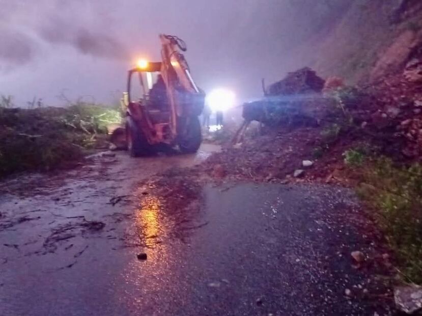 Atienden deslaves y riesgos por lluvias en carreteras de Hidalgo | Foto: especial