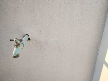 Constructora provoca daños y deja sin agua a cinco comunidades