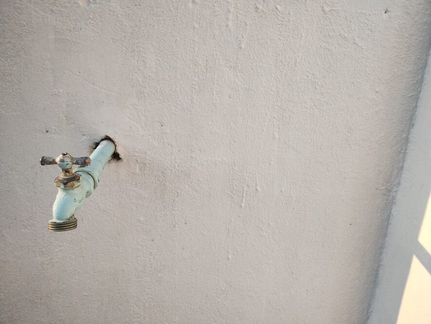 Cinco comunidades de Huejutla se quedaron sin el suministro agua potable, luego que la maquinaria que realiza trabajos de excavación y pavimentación hidráulica en el tramo Parajes, rompió accidentalmente la tubería I Foto: Francisco Bautista