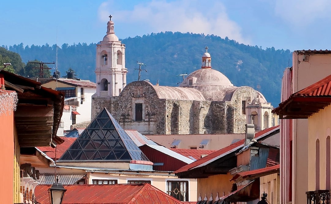Hidalgo, con sus paisajes montañosos y su clima frío, es hogar de varios pueblos mágicos que se convierten en destinos perfectos para disfrutar del invierno.