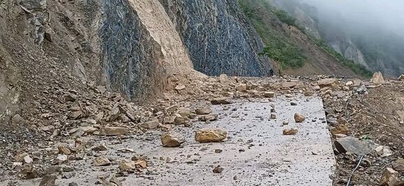 Lluvias dejan dos menores lesionados y cierres de caminos en la Sierra Gorda