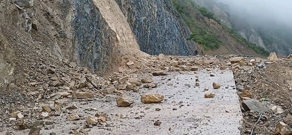Lluvias dejan dos menores lesionados y cierres de caminos en la Sierra Gorda