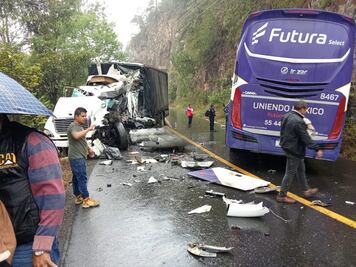 Muere chofer de autobús en choque con tráiler en la México-Tampico