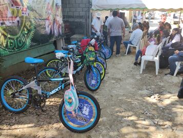 Entregan bicicletas y máquinas textileras en beneficio de comunidades indígenas de la Huasteca