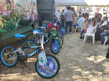 Entregan bicicletas y máquinas textileras en beneficio de comunidades indígenas de la Huasteca