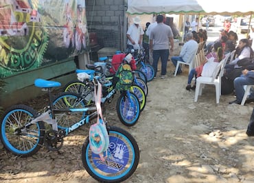 Entregan bicicletas y máquinas textileras en beneficio de comunidades indígenas de la Huasteca