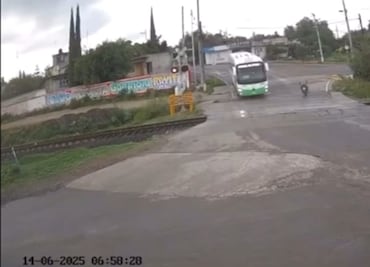 Chofer de autobús arriesga vidas al intentar ganarle el paso al tren