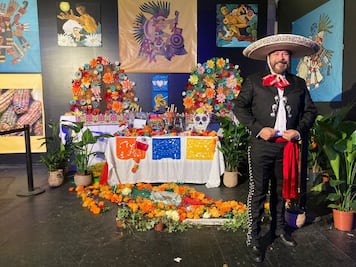Franceses “mueren” de emoción con celebración mexicana de Día de Muertos