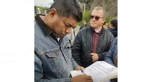 Tras pactar acuerdos, padres de familia liberan carretera Huejutla- San Felipe