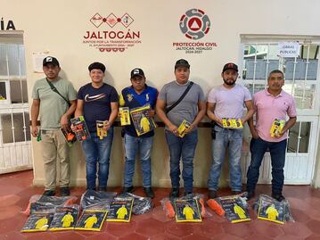 "Ridículo", así calificó la ciudadanía el equipamiento que recibieron los elementos de Protección Civil de Jaltocan en Hidalgo por parte del ayuntamiento