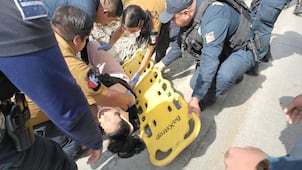 Mujer cae de puente peatonal en bulevar Colosio; es trasladada a hospital