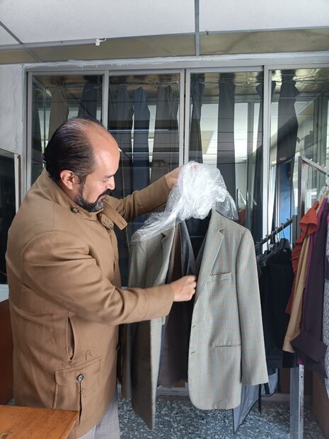 Entre hilos y tradición, Edwin García, el sastre que viste las historias de Tulancingo | Foto: Grisel Lira