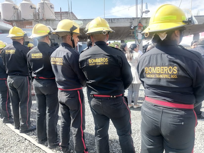 Elementos de Bomberos y Protección Civil de Santiago Tulantepec realizaron faenas de limpieza a mano tanto en la barranca El Salado como La Palpa, a fin de que el agua pluvial transite sin obstrucción.
Foto: Grisel Lira